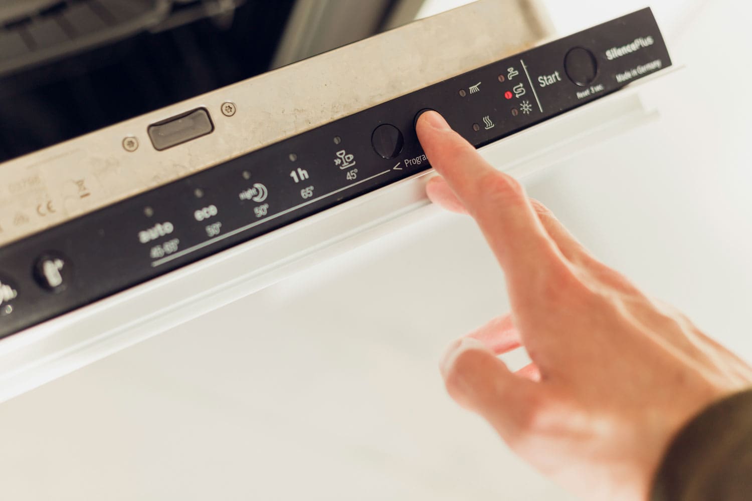 Adjusting the settings of the dishwasher