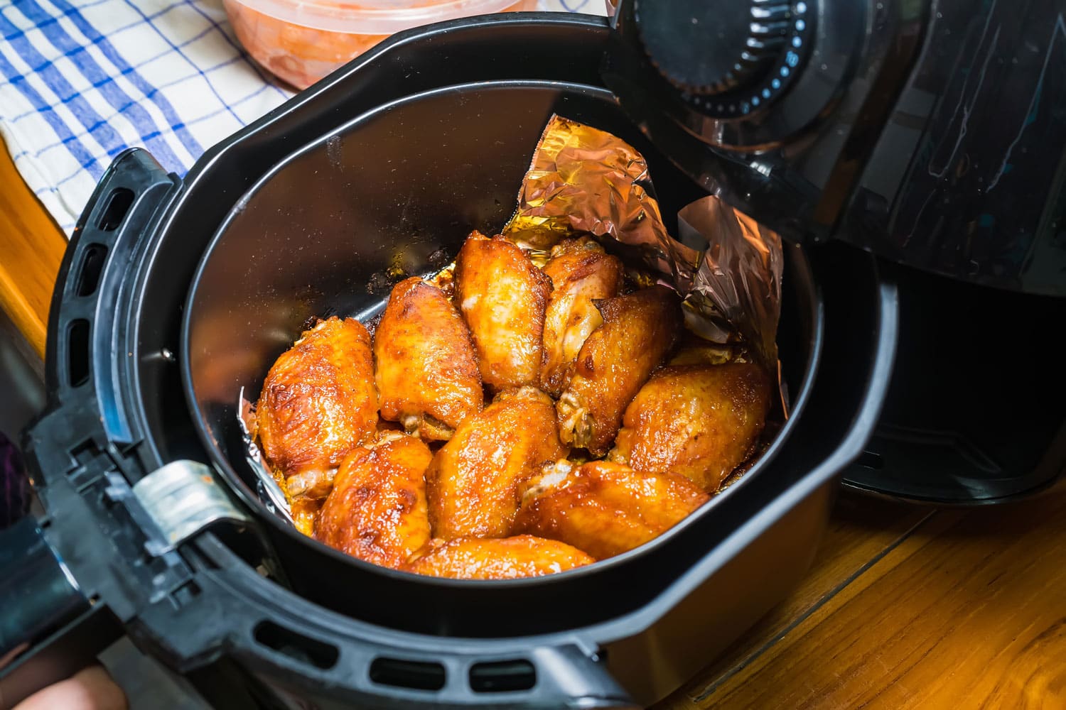 Frying BBQ chicken wings in a hot air fryer