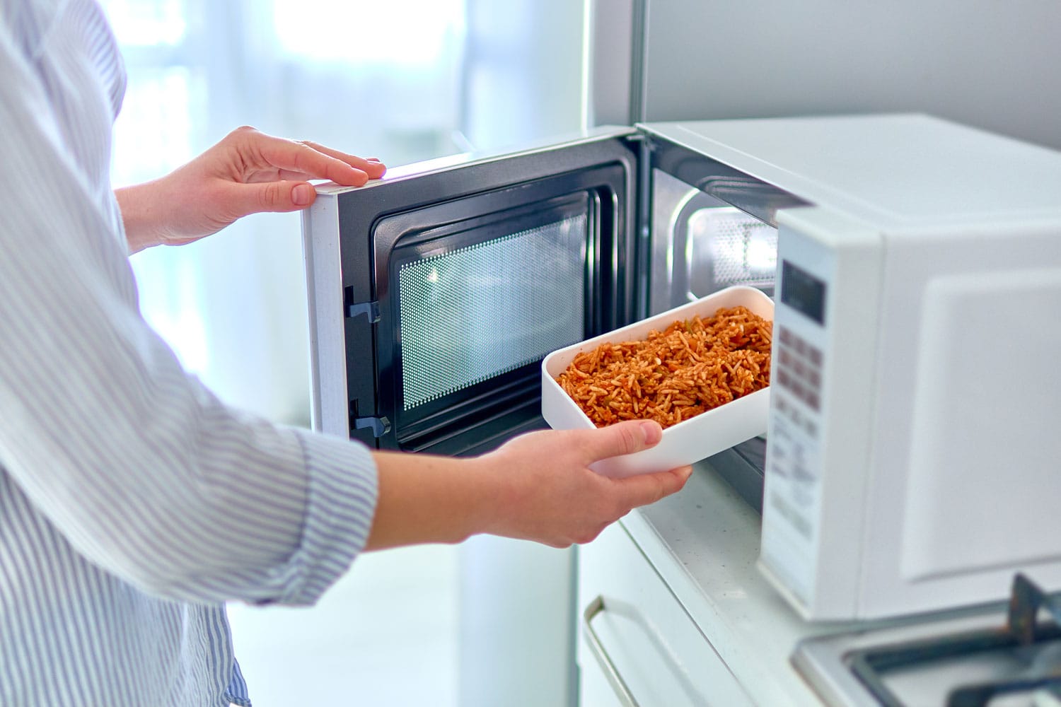 Putting spaghetti to the microwave oven